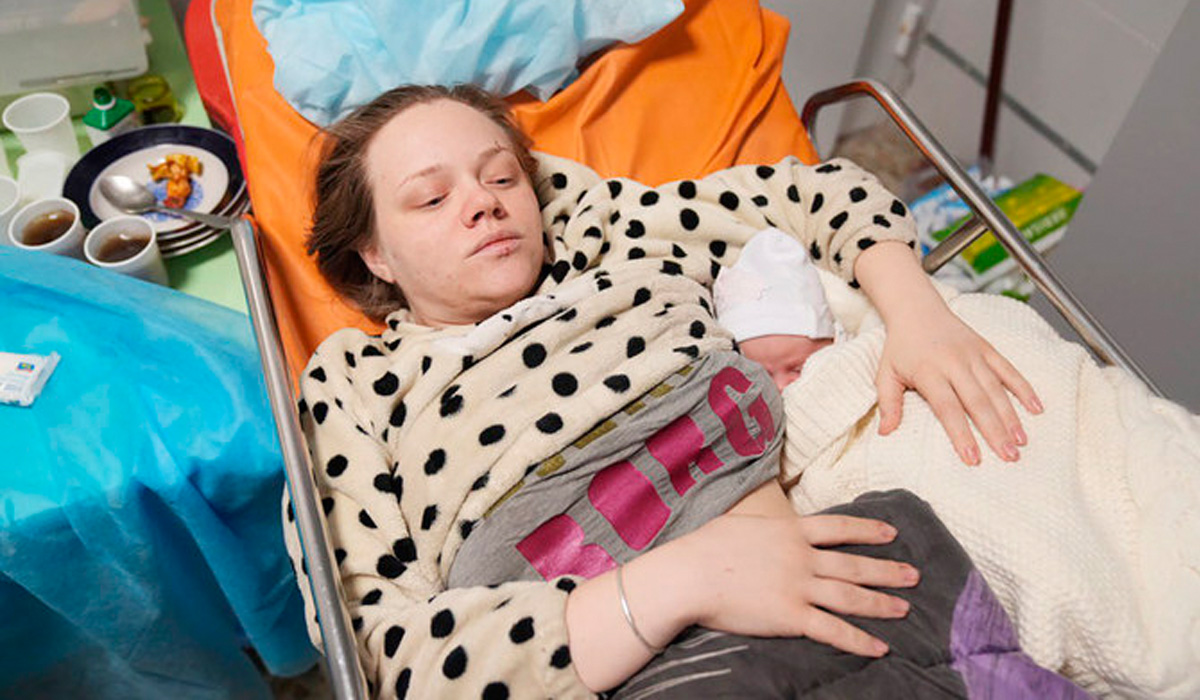 Ukraine woman who escaped Mariupol maternity hospital gives birth
